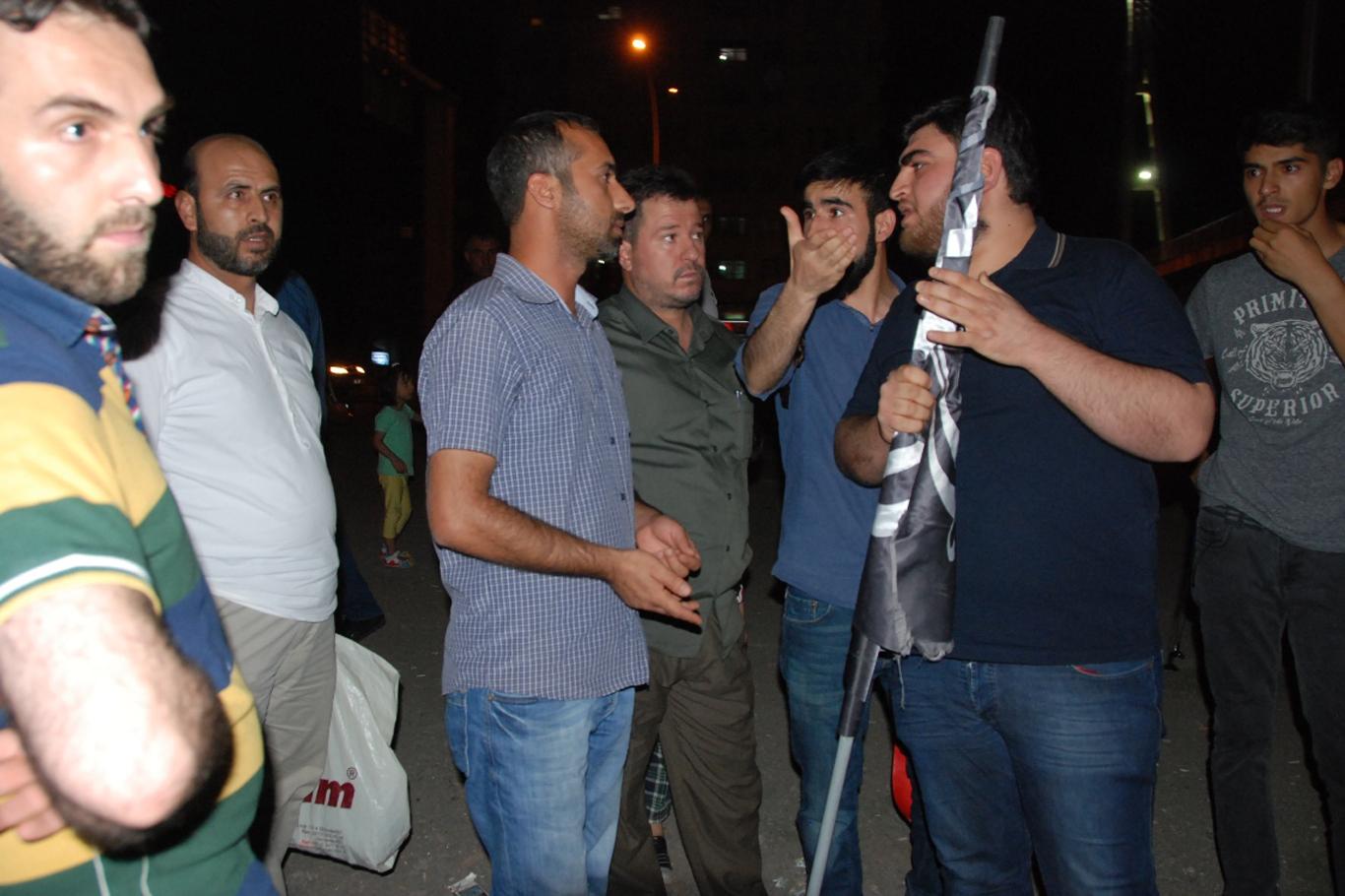 Darbe karşıtı gösteriye tevhit bayrağı almadılar Darbe karşıtı gösteriye tevhit bayrağı almadılar